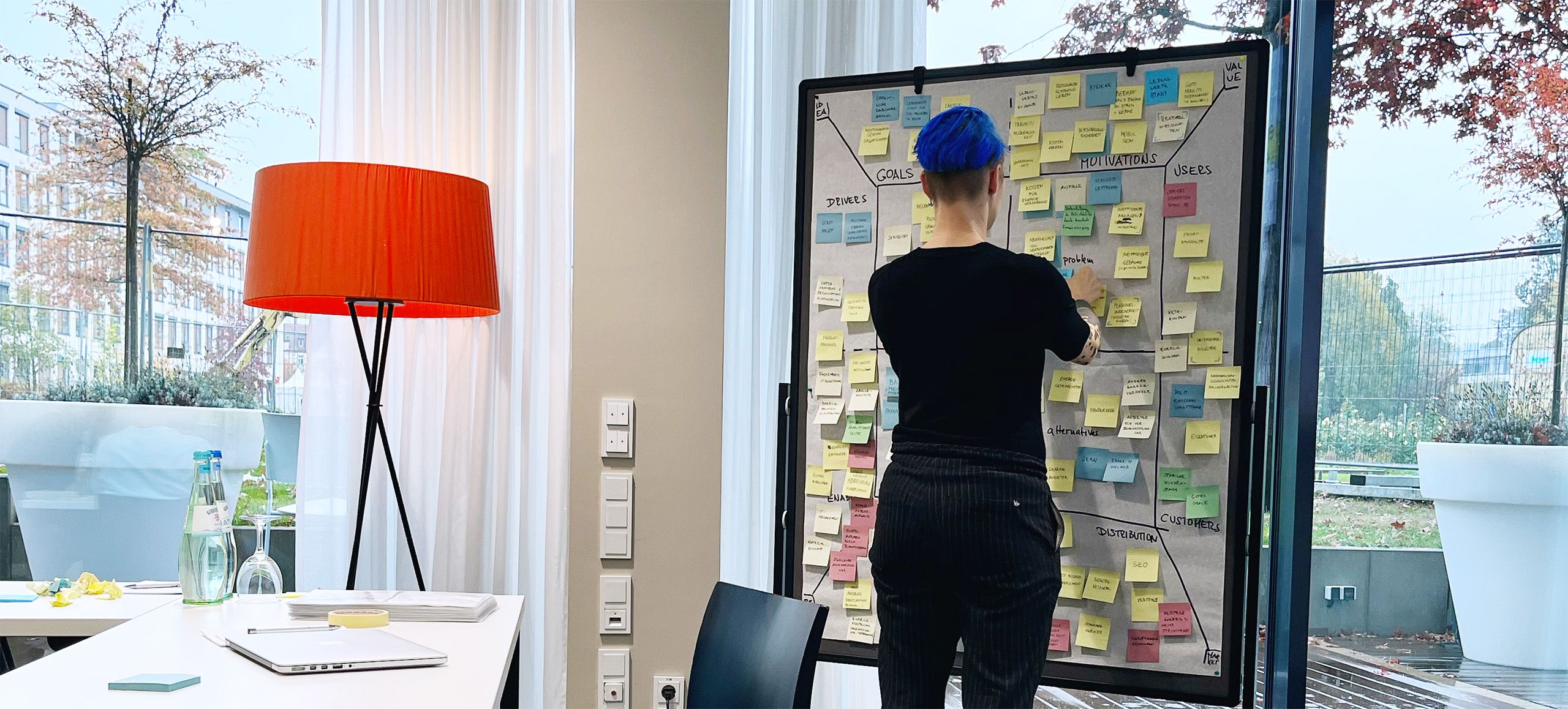 Susanne steht vor dem ausgefüllten Product Field